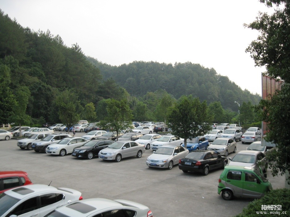 停车场停满了汽车