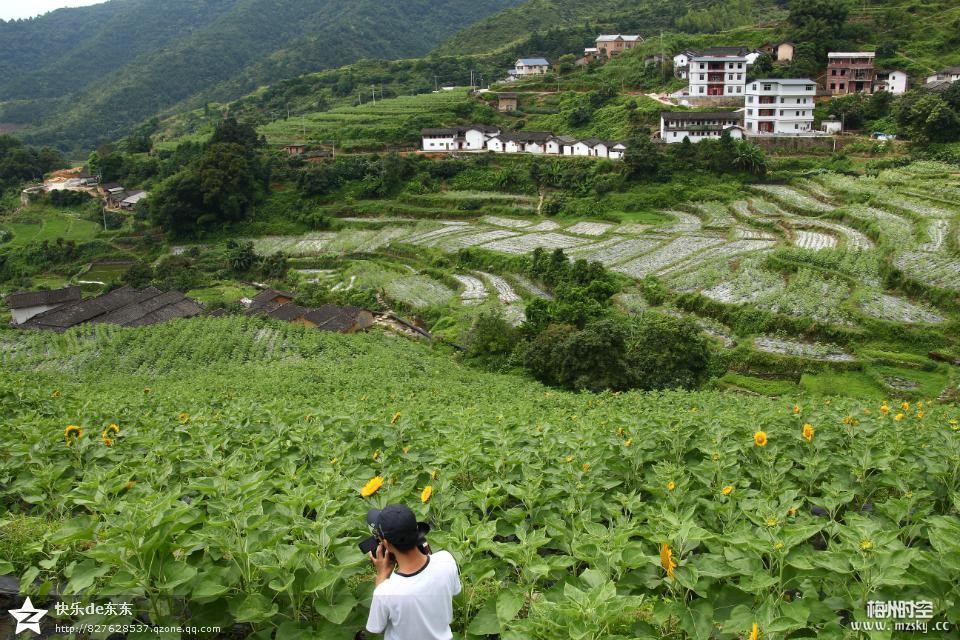 小伙子在录像.jpg