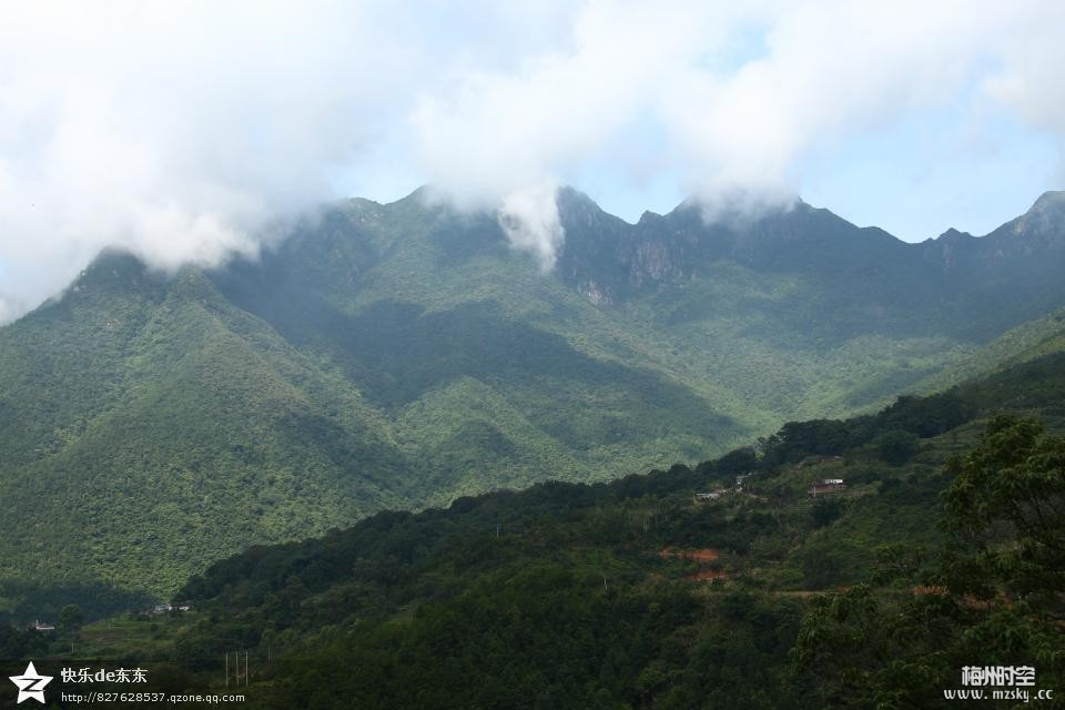 阴那山的“火山口”还在冒着白烟呢.jpg