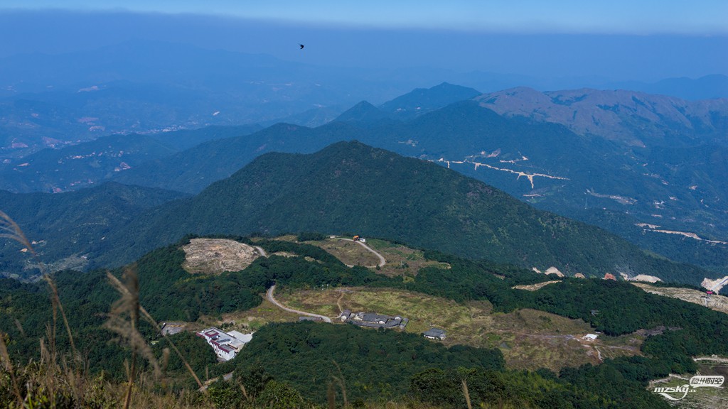 铜鼓嶂很出名老房子，以前的景色很美，那时房子是完整的，房前都是一片绿油油的，现在已经呈现一片破败的景 ...