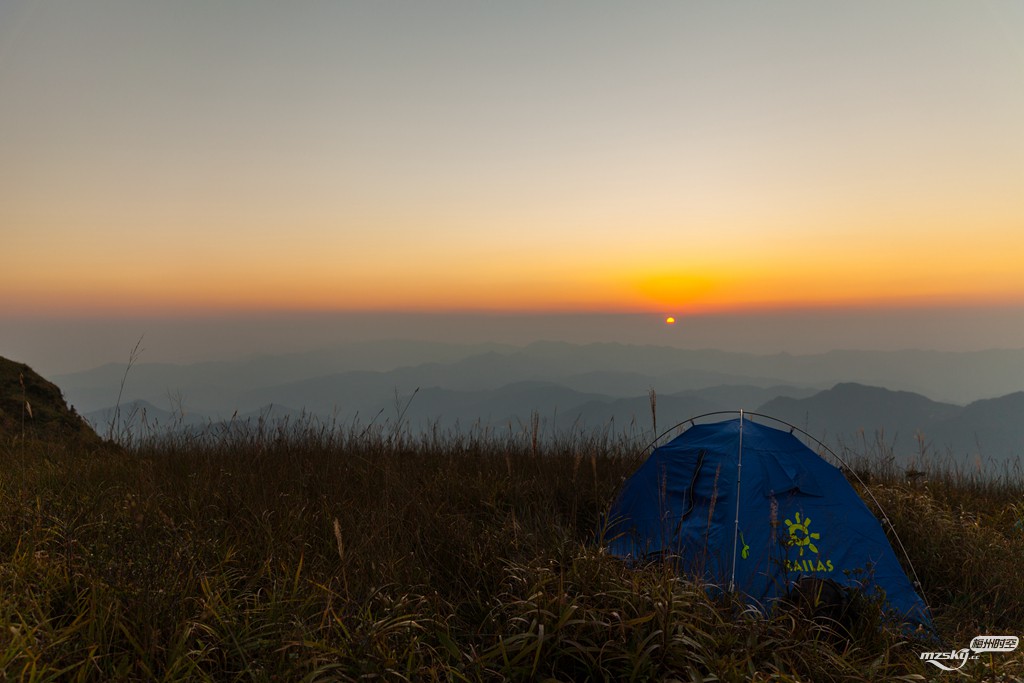 小窝已安好，夕阳已落。可惜没有云彩，真是遗憾、、、