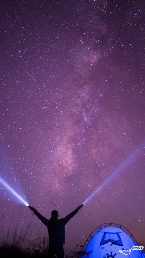 和朋友去了两次阴那山拍星轨和银河都因天气问题失败告终，这次终于拍到了，纪念一下，摆个pose、、、（SONY ...