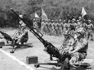 广东梅州民兵坐上高射机枪打击低空飞行器.jpg