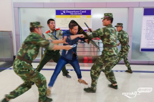 梅州边防检查站官兵在机场内进行突发情况应急演练。.jpg