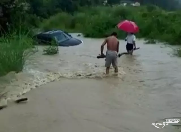 丰顺一轿车暴雨中被冲进河流 村民勇救落水司机.png